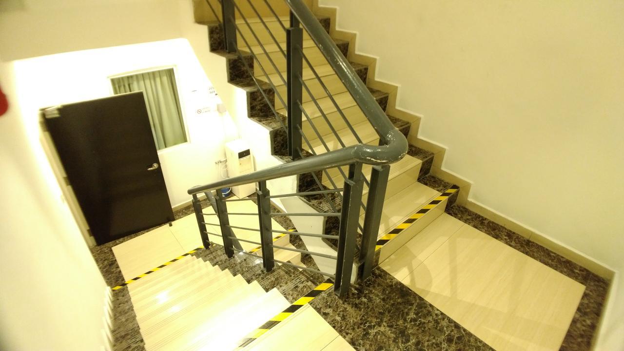 Apple 1 Hotel Budget Гелугор Экстерьер фото