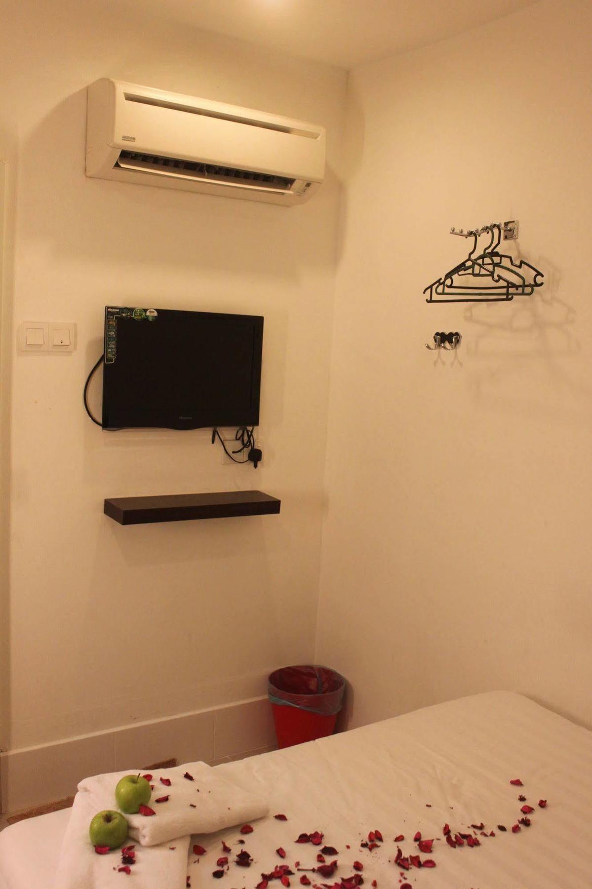 Apple 1 Hotel Budget Гелугор Экстерьер фото